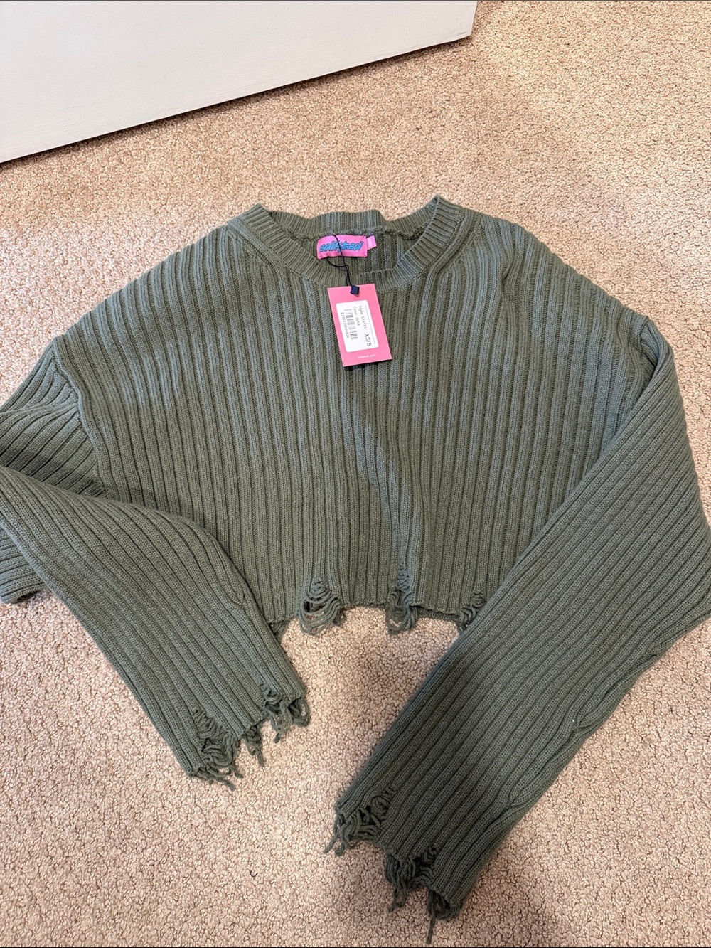 Olive Green Cropped Ribbed Sweater with Distressed Hem - Edikted XS/s
